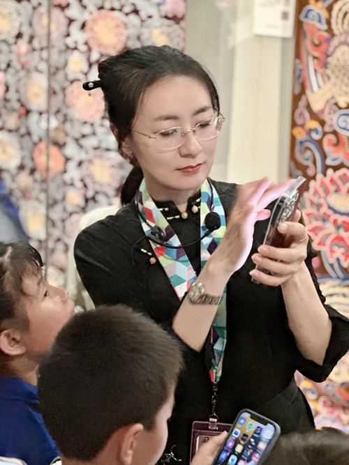 旗帜小记者走进清华大学艺术博物馆——探秘织绣与家具里的东方美学(图5)